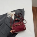 Retro bordeauxrode suède en lederen crossbodytas met gouden klinknagels en dubbele handgrepen - Rood