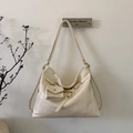 Detalle del bolso tote de cuero blanco crema con herrajes dorados y mini estuche extraíble - Blanco