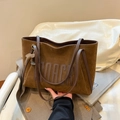 Braune Shopper-Tasche aus Wildlederimitat mit MOACRI Stickerei und Ledergriffen im Stil - Braun