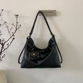 Detalle de bolso hobo vintage de cuero aceitado negro con un monedero pequeño a juego unido - Negro