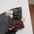 Vintage donkerbruine leren en suède crossbodytas met goudkleurige hardware en handgreep - Bruin
