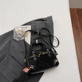 Retro zwarte crossbodytas met metalen klinknagels en een mix van verschillende leersoorten - Zwart