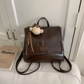 Détail d'un sac à dos vintage en cuir PU marron avec broderie IBM et breloque ours en peluche - Avec Pendentif / Marron