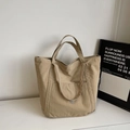 Dettaglio della borsa tote in tela kaki con tasca frontale e bottone in metallo argento - Cachi