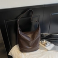 Bolso de hombro minimalista grande de cuero marrón oscuro con correa ajustable para mujer - Marrón