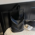 Bolso cubo grande minimalista de cuero negro para mujer en ropa de cama blanca - Negro