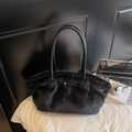 Elegante borsa tote in ecopelliccia nera con lunghi manici e fibbie dorate in metallo - senza ciondolo / Nero