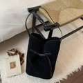 Detalle de bolso saco de ante negro con costuras blancas en contraste y hebilla decorativa - Negro