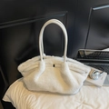 Elegante borsa a mano in pelliccia sintetica bianca con pieghe a nuvola e tracolla - senza ciondolo / Bianco