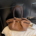 Borsa tote in pelliccia sintetica marrone con manici in pelle e fibbia dorata - senza ciondolo / Marrone