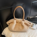 Elegante borsa tote in ecopelliccia marrone chiaro con manici e fibbia in metallo dorato - senza ciondolo / Kaki