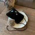 Gros plan du sac à bandoulière en peluche noire avec broderie de flocon et pompon doux - Noir