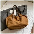 Braune Tragetasche aus Wildleder mit verstellbaren Trägern und Retro-Design - Braun