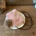 Détail du mini sac bandoulière en peluche rose avec broderie flocon et pompon moelleux - Rose