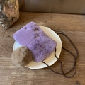 Détail d'un petit sac à bandoulière en peluche violette avec motif flocon et pompon brun - Violet