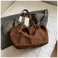 Große braune Shopper-Tasche aus Wildlederimitat mit verstellbaren Trägern im Vintage-Stil - Braun