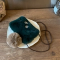 Détail du mini sac en peluche verte avec broderie flocon et charm pompon marron - Vert