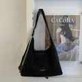 Detail der schwarzen Leder-Tote-Bag mit goldener Logoprägung und rundem Anhänger - Schwarz