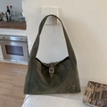 Dettaglio borsa hobo in camoscio verde oliva con fibbia argento e tracolla larga - Verde Foresta