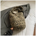 Détail d'un sac seau en peluche à motif léopard sur fond de mode automnale - Imprimé Léopard Gris
