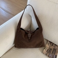 Dettaglio borsa tote in pelle scamosciata marrone scuro con fibbia in metallo argentato - Marrone