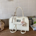 Détail d'un sac à main crème avec ruban à carreaux et breloque chien en peluche - Avec Pendentif / Blanc