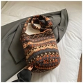 Gros plan détaillé du sac seau en peluche à motif ethnique et texture laine d'agneau - Orange Bleu Ethnique