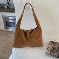 Vista dettagliata della borsa hobo in pelle scamosciata marrone con fibbia argentata opaca - Marrone Castagno