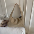 Dettaglio della borsa hobo in pelle scamosciata marrone chiaro con fibbia metallica - Cachi