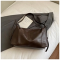 Dunkelbraune Schultertasche aus Kunstleder mit Ziernähten und großem Fassungsvermögen - Braun