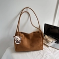 Borsa tote vintage in pelle scamosciata marrone scuro con ciondolo e logo impresso - Marrone