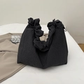 Minimalistische schwarz-weiß karierte Tragetasche mit gerüschtem Griff und viel Platz - Schwarz