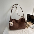 Borsa tote in pelle scamosciata caffè scuro con tracolla e ciondolo in peluche - caffè