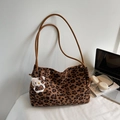 Borsa tote vintage leopardata con tracolle marroni in ecopelle e ciondolo in peluche - Leopardo Marrone