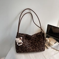 Grande borsa tote leopardata vintage con cinghie marroni e ciondolo a forma di gattino - Leopardo Caffè