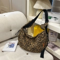 Grand sac hobo léopard avec bandoulière large réglable et étiquette orange - Léopard Brun