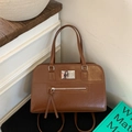 Chic brown leather handbag with silver metal plate and tassel zipper in a vintage design - No Pendant / Brown