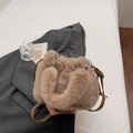 Détail du sac seau en fausse fourrure kaki avec texture pelucheuse et bandoulière - Khaki