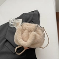 Detail der weichen beigen Plüschbeuteltasche mit flauschiger Textur und Silberteilen - Beige