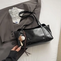 Detalle de bolso bajo el brazo negro brillante con dijes de béisbol y cuerda trenzada - Negro Con Colgante