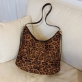 Schicke Hobo-Schultertasche mit Leopardenmuster und braunen Lederriemen - Leopardengelb