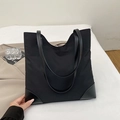 Minimalistische grote zwarte nylon draagtas met leren hoekversteviging en lange schouderbanden - Zwart