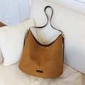 Braune Wildleder Hobo Bag mit schmalem Schultergurt und goldenen Metallschnallendetails - Braun