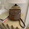 Borsa a tracolla retrò in pelle verniciata marrone scuro con finitura lucida e minimalista - Marrone