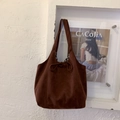 Braune Wildleder-Schultertasche mit dekorativer Schleife und Schachbrett-Innenfutter - Kaffee ohne Anhänger