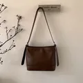 Detailansicht der verstärkten Bodennähte und der dunkelbraunen Leder-Schultertasche - Braun Ohne Anhänger
