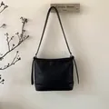 Detail einer schwarzen minimalistischen Beuteltasche mit Kordelzug und Matt-Finish - Schwarz ohne Anhänger
