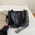 Detalle de bolso tote negro de cuero sintético con correa con motivo de espiga - Negro