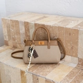 Beige canvas emmertas met bruine lederen bies en goudkleurige metalen draaisluiting - Abrikoos Met Hanger