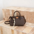 Donkerkoffie emmertas van getextureerd canvas met chocoladehanger accessoire - Koffie Met Hanger